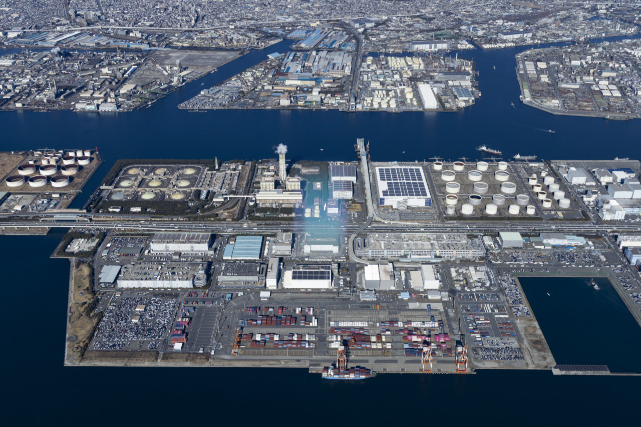 かわさきファズ物流センターB棟と川崎港の写真